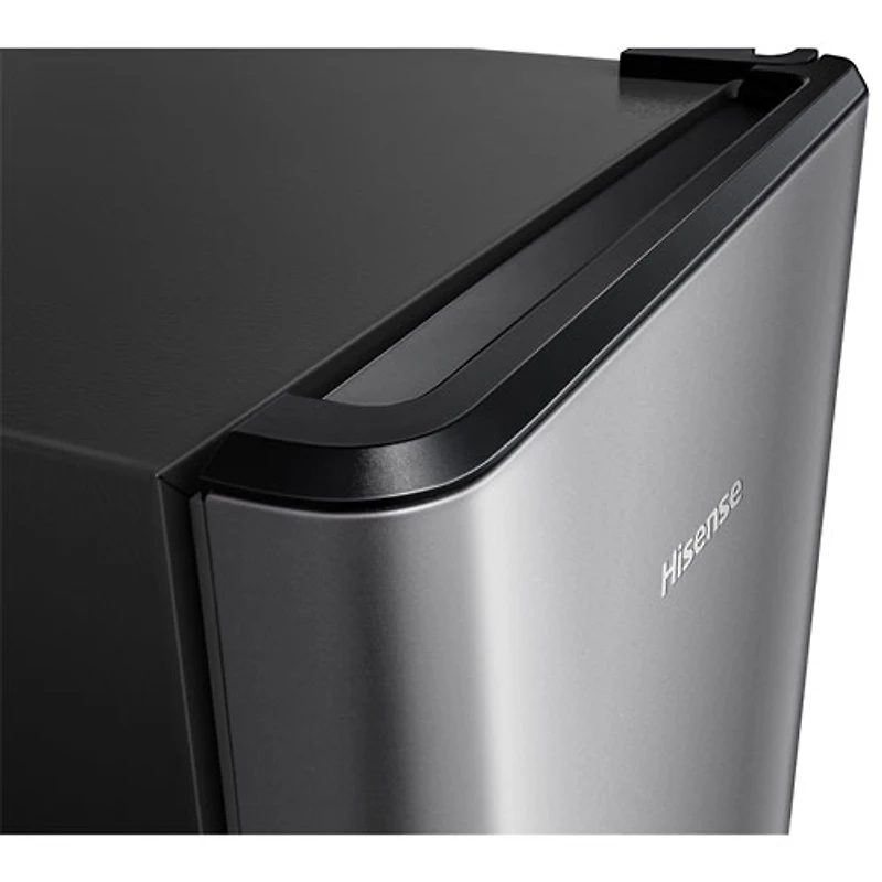 Réfrigérateur de bar autonome de 6,3 pi³ de Hisense (RC63C1GSE) - Argenté