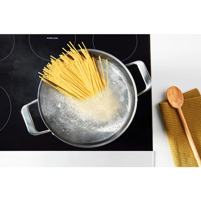 Cuisinière électrique autonome à 5 éléments avec convection véritable et friture à l'air 5,3 pi³ 30 po de Whirlpool (YWFES7030SW) - Blanc