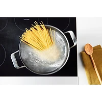 Cuisinière électrique autonome à 5 éléments avec convection véritable et friture à l'air 5,3 pi³ 30 po de Whirlpool (YWFES7030SW) - Blanc