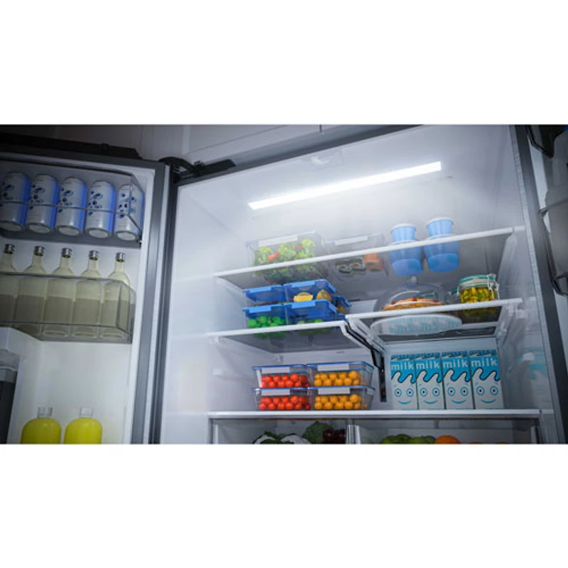 Réfrigérateur à deux portes de 22,6 pi³ 33 po avec distributeur de glaçons de Midea (MRF23I7AST) - Inox