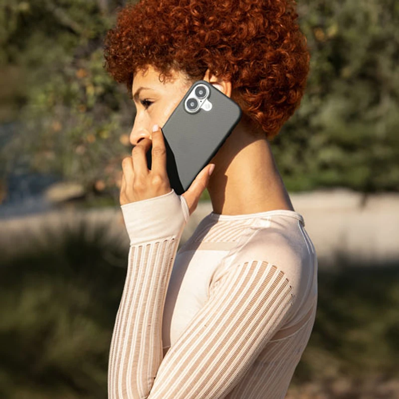 Étui souple ajusté Aire d'Incase Designs avec MagSafe pour iPhone 17 - Noir