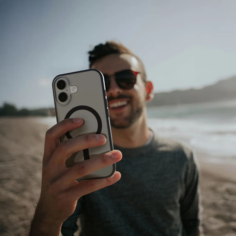 Étui rigide ajusté mince d'Incase Designs avec MagSafe pour iPhone 17 - Noir