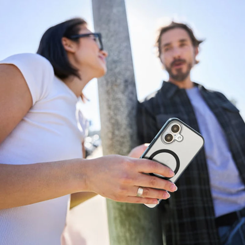 Étui rigide ajusté mince d'Incase Designs avec MagSafe pour iPhone 17 - Noir