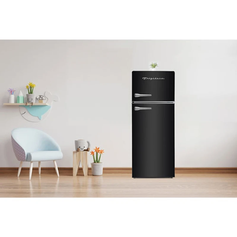 Réfrigérateur rétro à congélateur supérieur 22 po 7,2 pi³ de Frigidaire (EFR789-BLACK) - Noir