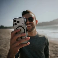 Étui rigide ajusté avec MagSafe d'Incase Designs pour iPhone 17 Pro - Noir translucide