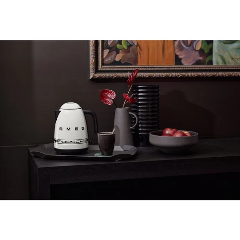 Bouilloire électrique Années 50 de Smeg x Porsche - 1,7 l - Blanc - Partenaire de détail exclusif