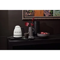 Bouilloire électrique Années 50 de Smeg x Porsche - 1,7 l - Blanc - Partenaire de détail exclusif