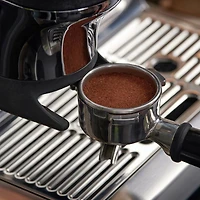 Remis à neuf (Bon état) - Machine à espresso Barista Express Impress de Breville avec mousseur et moulin - Sel de mer - Remis à neuf par Breville