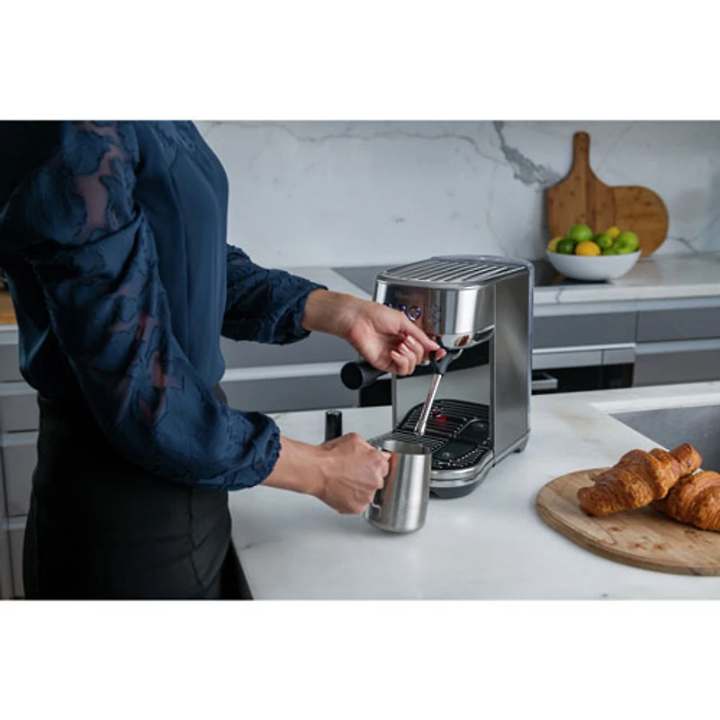 Remis à neuf (Bon état) - Machine à espresso automatique Bambino Plus de Breville - Tapenade d'olive - Remis à neuf par Breville