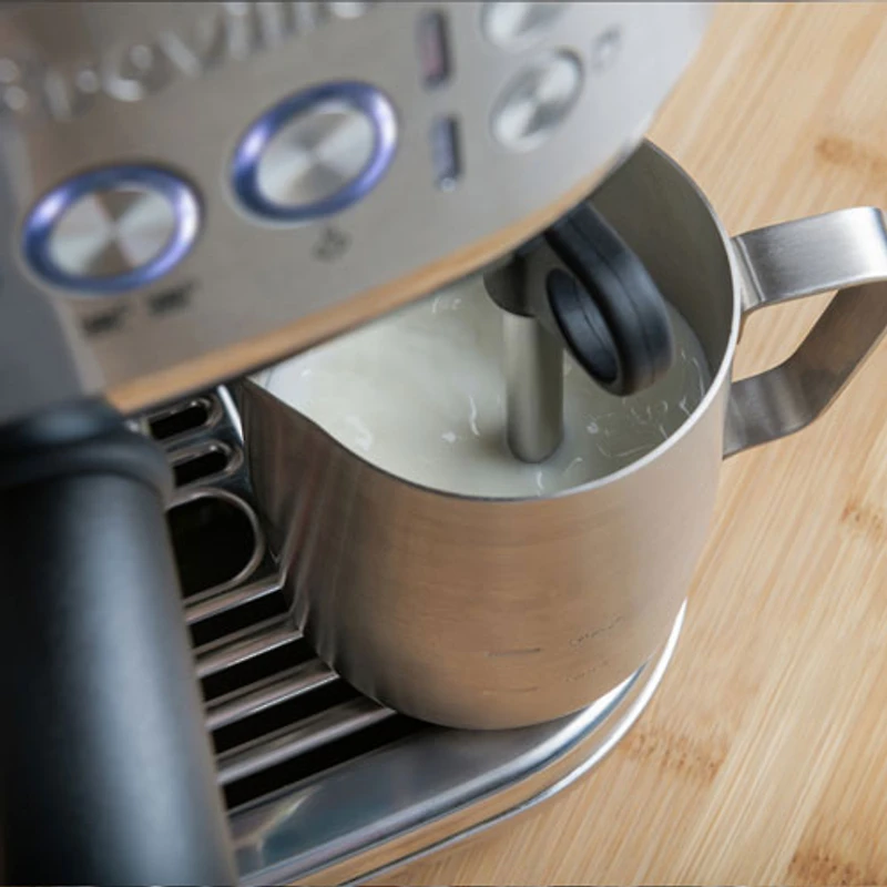 Remis à neuf (Bon état) - Machine à espresso automatique Bambino Plus de Breville - Tapenade d'olive - Remis à neuf par Breville