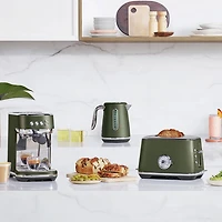 Remis à neuf (Bon état) - Machine à espresso automatique Bambino Plus de Breville - Tapenade d'olive - Remis à neuf par Breville