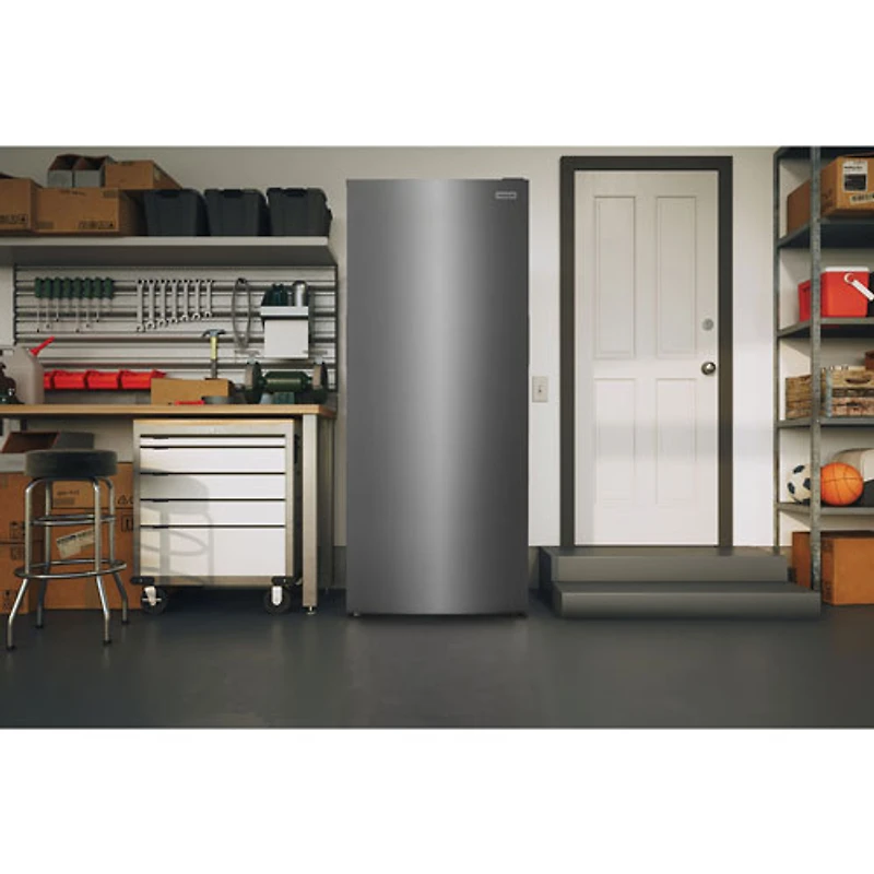 Congélateur vertical sans givre de 16 pi³ de Frigidaire (FFUE1626AV) - Acier inoxydable