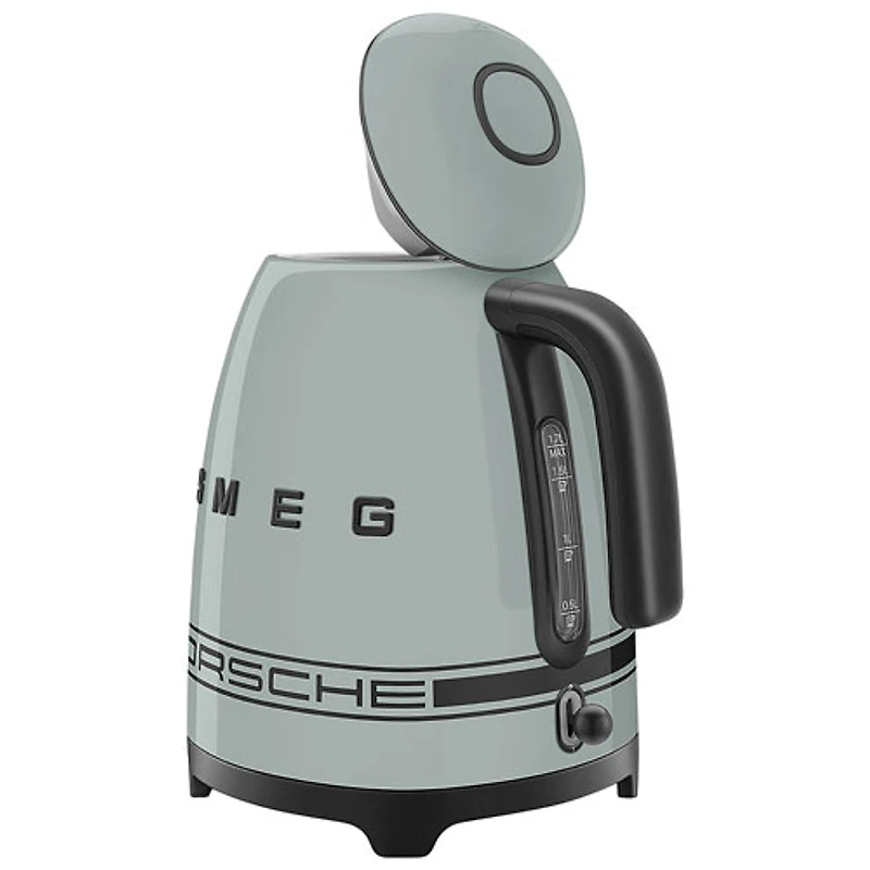 Bouilloire électrique Années 50 de Smeg x Porsche - 1,7 l - Gris vert - Partenaire de détail exclusif