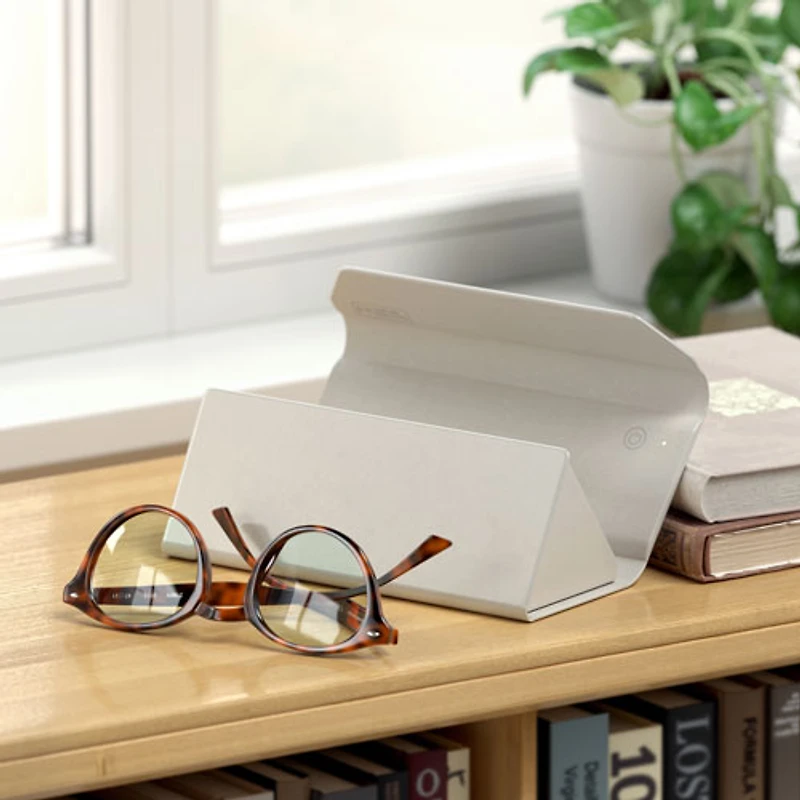 tui à lunettes de repérage en cuir végétalien avec chargement Qi FindAll de Satechi