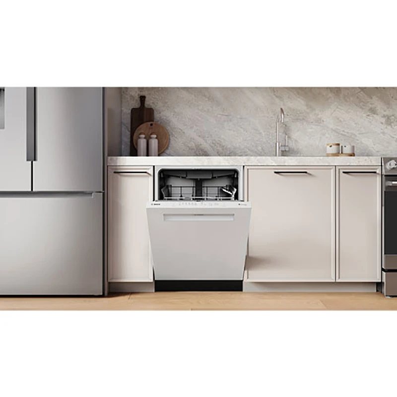 Lave-vaisselle à commandes sur le dessus, Zone Wash, PureDry et 3e panier de 24 po 46 dB série 300 de Bosch - Energy Star (SHP53EM2N) - Blanc