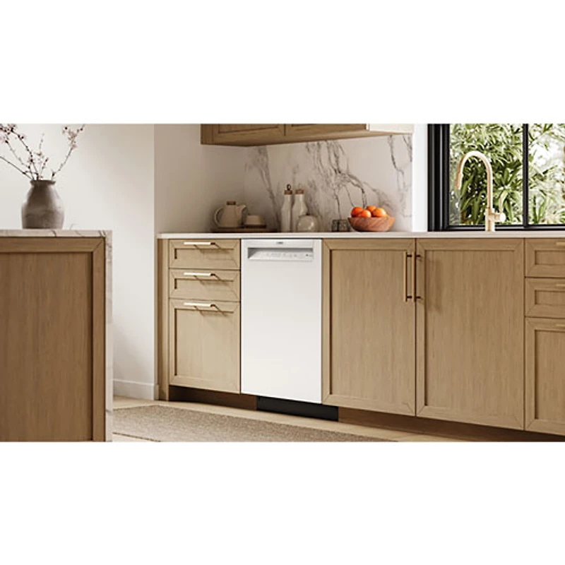 Lave-vaisselle à commandes avant, PureDry Precision, bas gicleur et 2 paniers de 24 po 52 dB série 100 de Bosch (SHE2ADF2) - Blanc