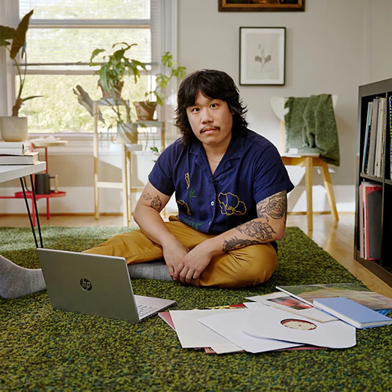 Portable de 15,6 po de HP - Argenté naturel (Ryzen 7 7730U d'AMD/RAM 16 Go/SSD 512 Go/Windows 11 Famille)