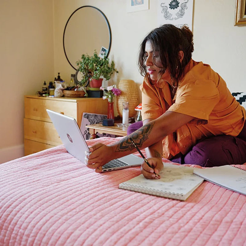 Portable de 15,6 po de HP - Argenté naturel (Ryzen 7 7730U d'AMD/RAM 16 Go/SSD 512 Go/Windows 11 Famille)