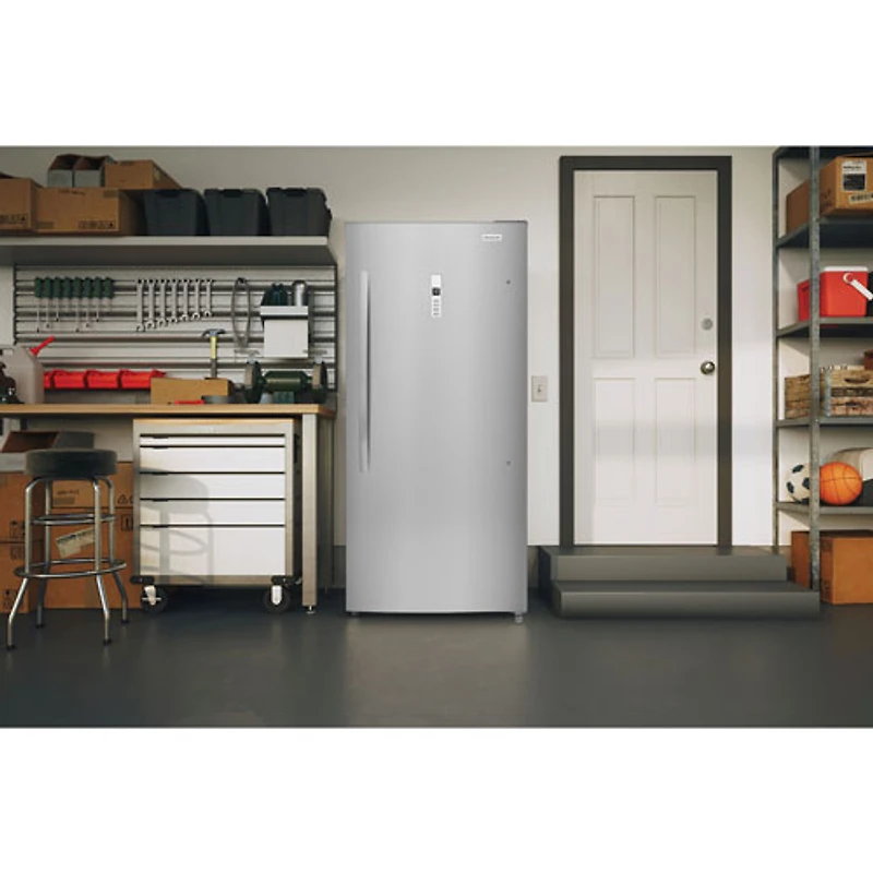 Congélateur vertical convertible de garage de 21 pi³ de Frigidaire (FFUV2136AV) - Acier inoxydable