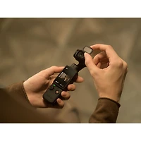 Caméra portative 4K à stabilisation sur 3 axes Osmo Pocket 4 de DJI avec transmetteur DJI Mic 3 et objectif Osmo 3