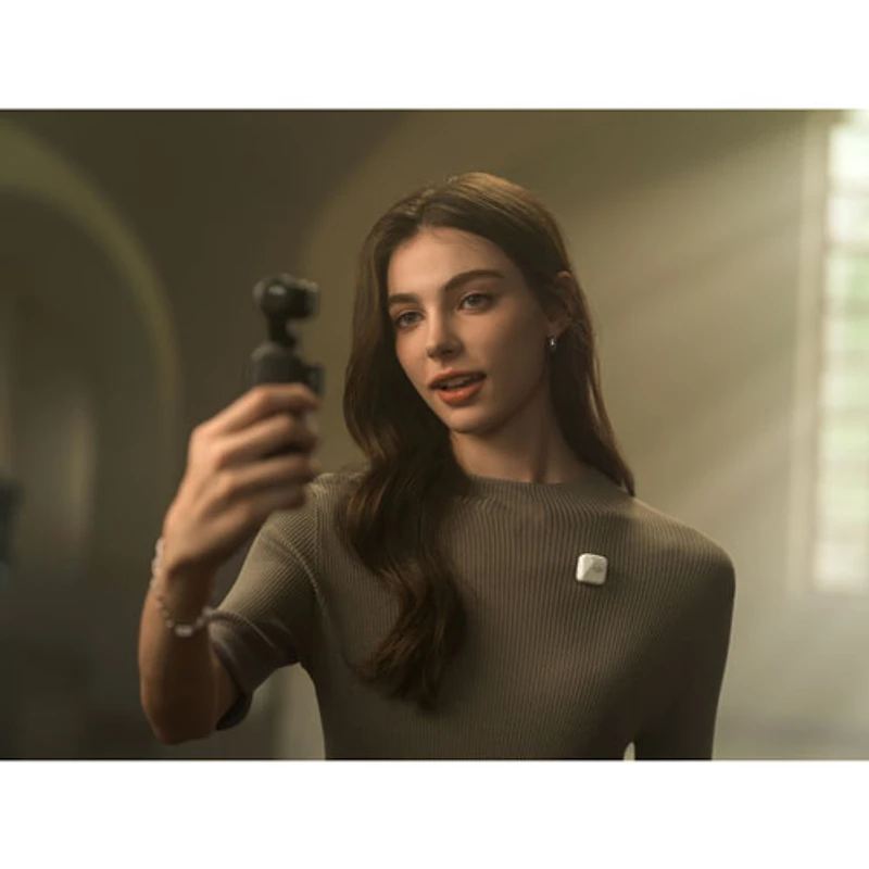Caméra portative 4K à stabilisation sur 3 axes Osmo Pocket 4 de DJI avec transmetteur DJI Mic 3 et objectif Osmo 3