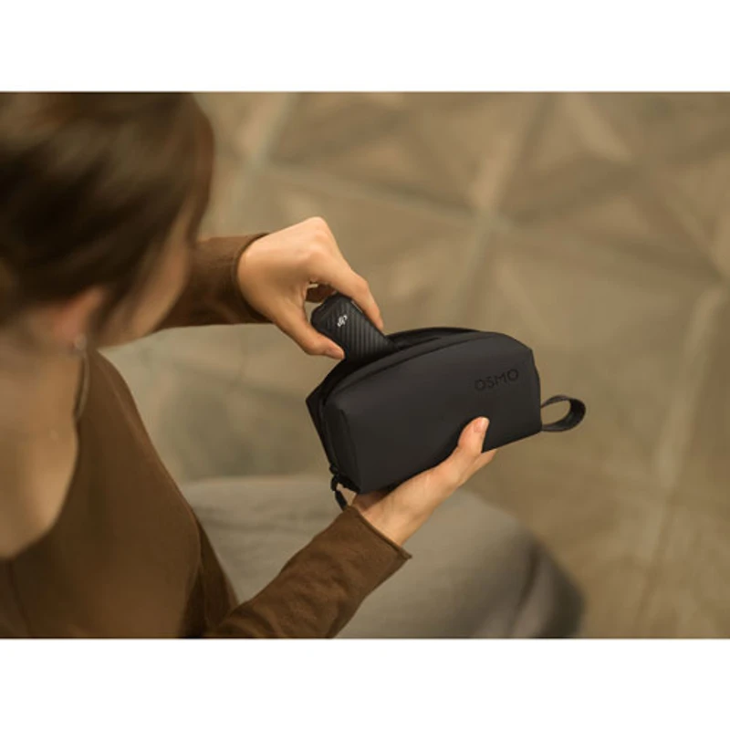 Caméra portative 4K à stabilisation sur 3 axes Osmo Pocket 4 de DJI avec transmetteur DJI Mic 3 et objectif Osmo 3
