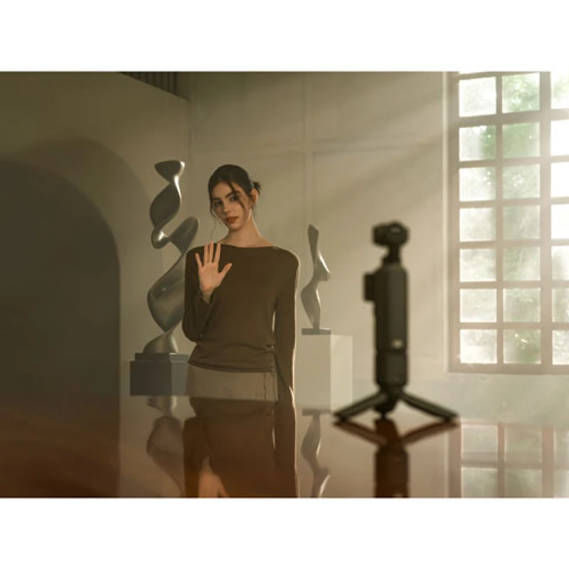 Caméra portative 4K à stabilisation sur 3 axes Osmo Pocket 4 de DJI avec transmetteur DJI Mic 3 et objectif Osmo 3