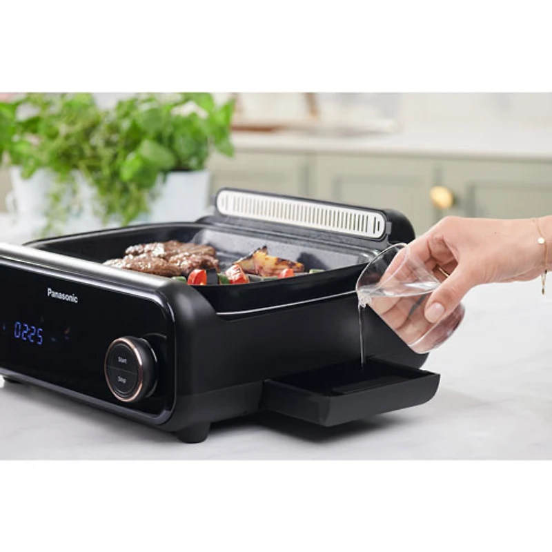 Multicuiseur barbecue et gril 5-en-1 de Panasonic (NFGM500K)