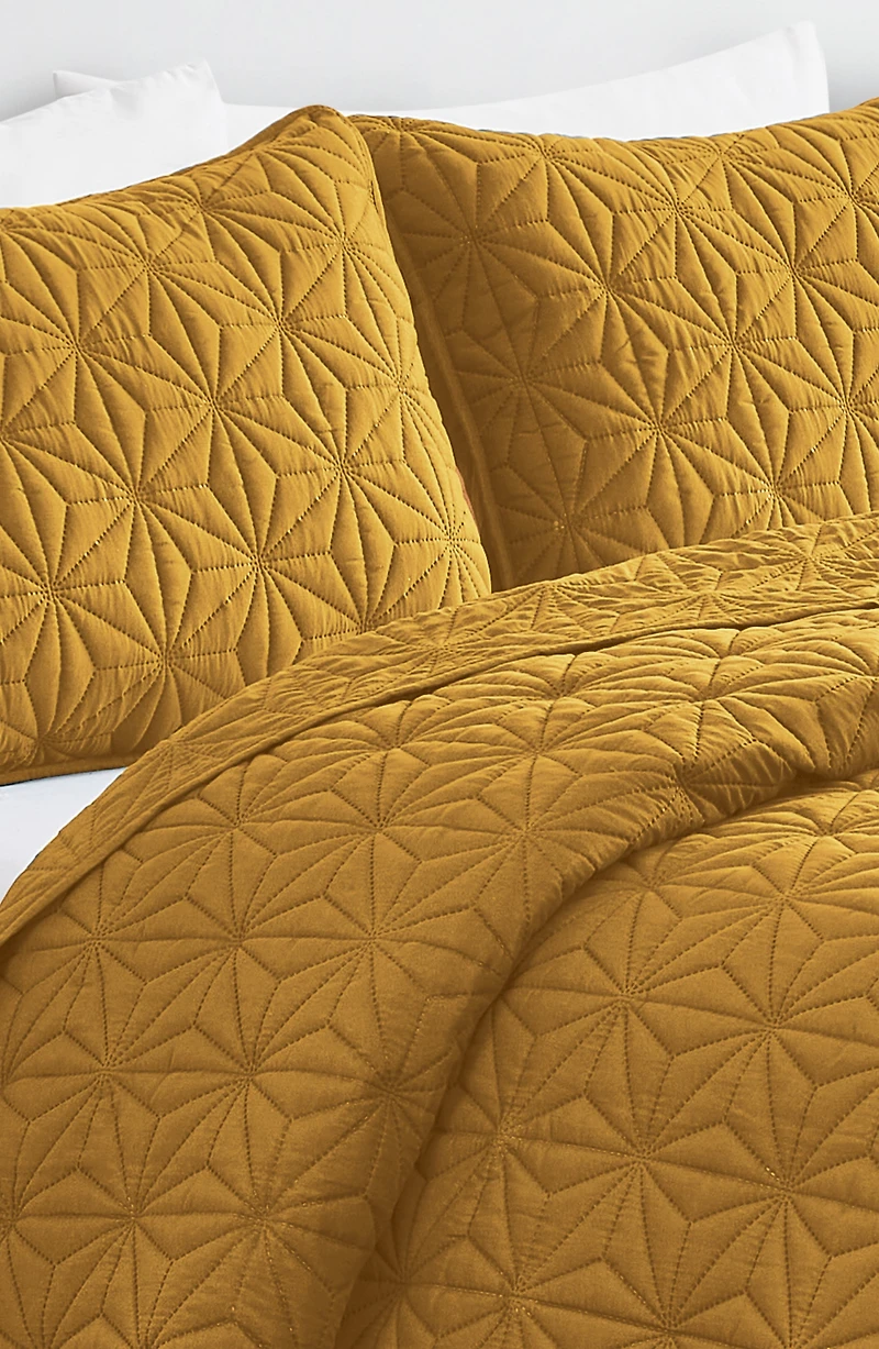 Kaleidoscope Embossed Geometric Quilt Set - King