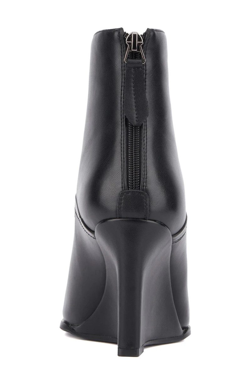 Notched Wedge Boot