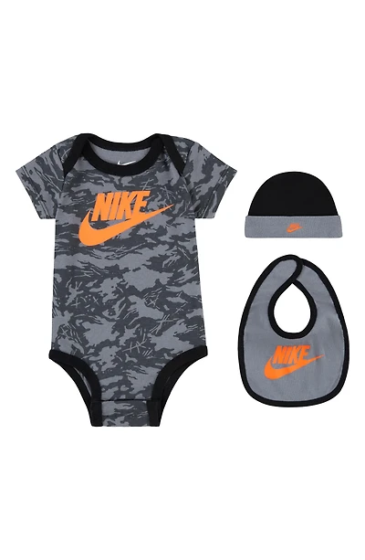Camo Bodysuit, Beanie & Bib Boxed Set