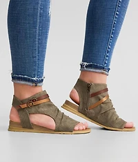 Boxie Hooded Sandal
