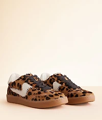 Notice Stitch Leather Sneaker