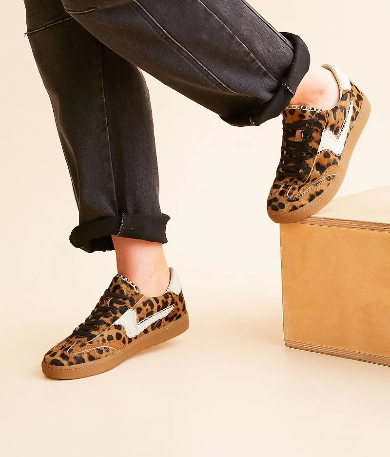 Notice Stitch Leather Sneaker