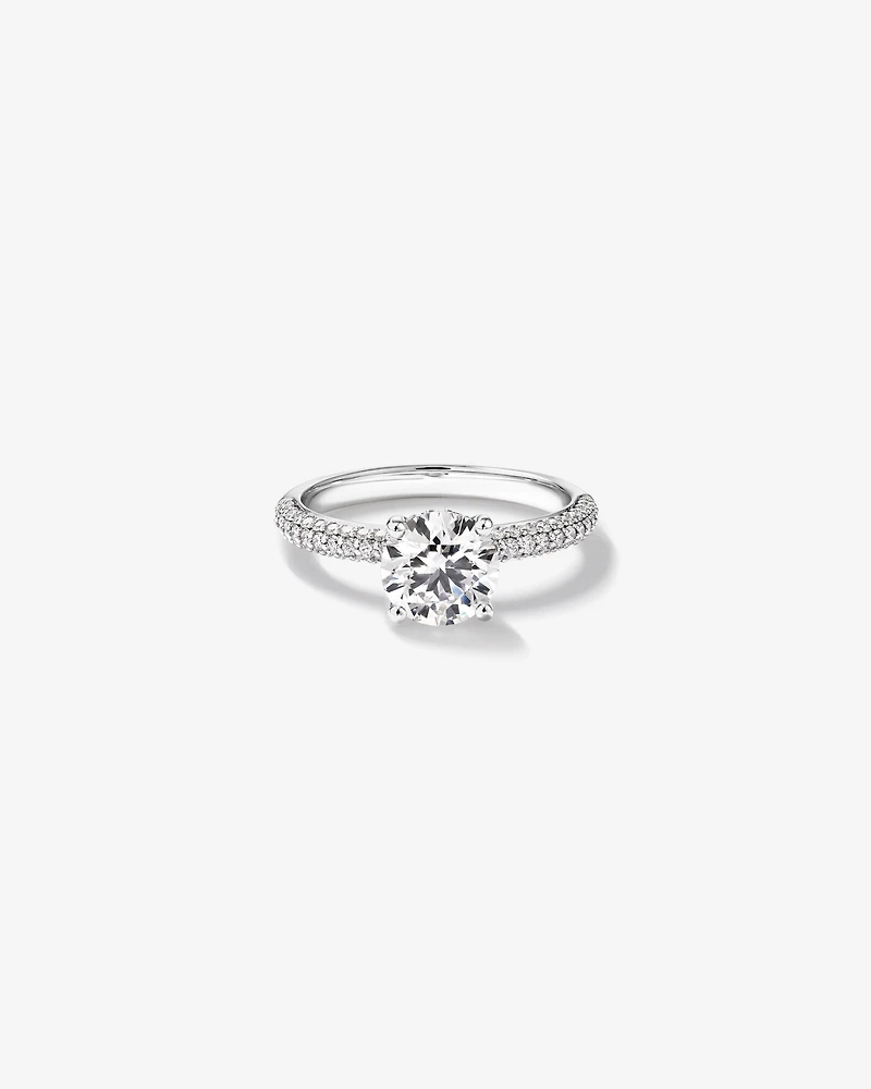 Bague de fiançailles solitaire avec accent latéral en diamant rond brillant de 1,95 carat TW, en or blanc 14 kt