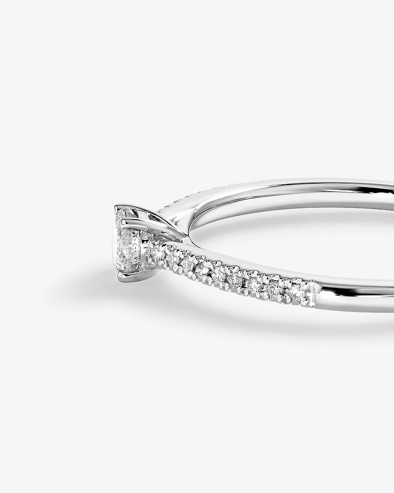 Bague de Fiançailles avec Accent Latéral en Diamant Rond Brillant 0,25 Carat TW en Or Blanc 14 kt