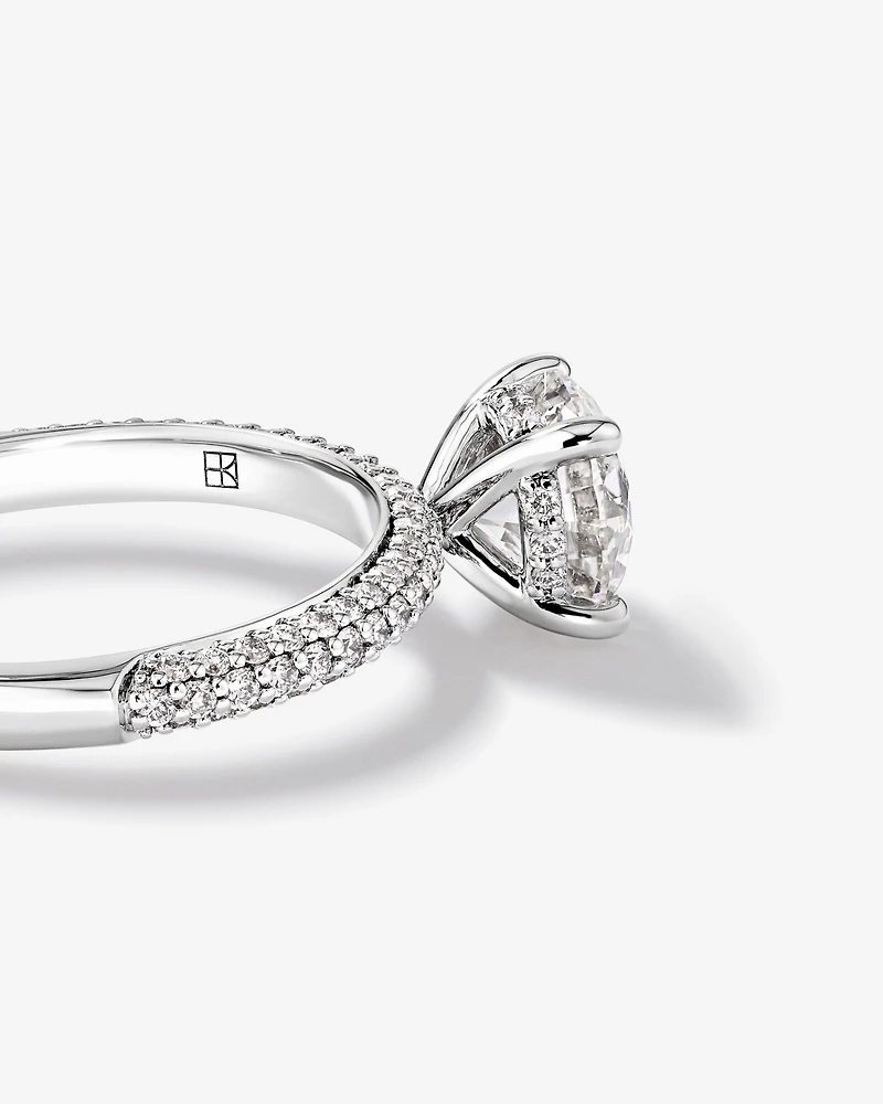 Bague de fiançailles solitaire avec accent latéral en diamant rond brillant de 1,95 carat TW, en or blanc 14 kt