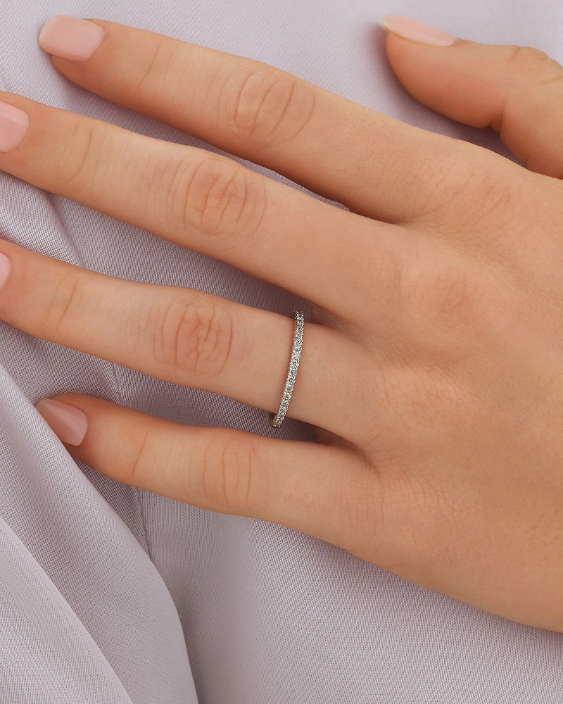 Alliance en or blanc 14 K avec diamants totalisant 0,20 ct