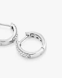 Anneaux courts en or blanc 10 K avec diamants totalisant 0,25 ct