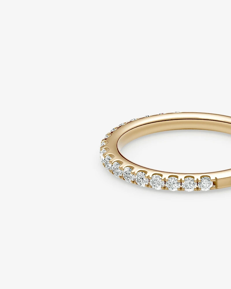 Alliance en or blanc 14 K avec diamants totalisant 0,50 ct