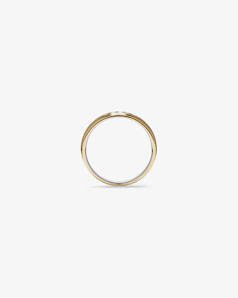 Bague de mariage pour homme en or blanc et jaune 10 ct bi-ton, sertie en canal avec un total de 0,15 carat de diamants.