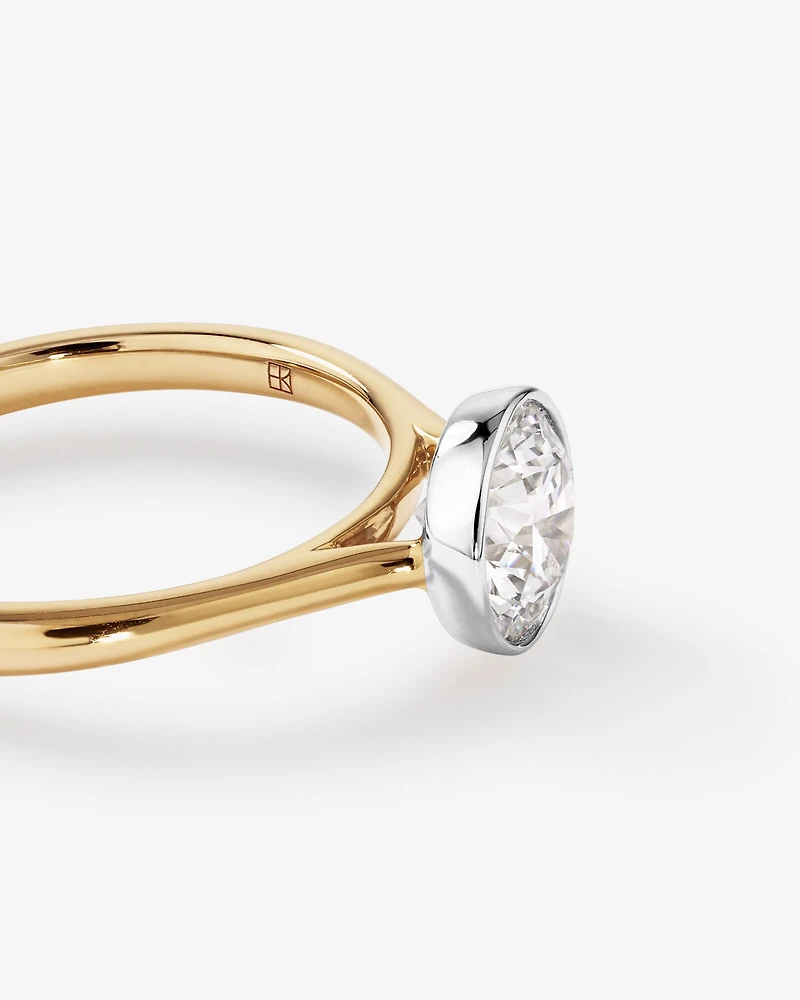 Bague De Fiançailles En Diamant De Laboratoire Rond Brillant De 1,25 Carat Poids Total, Sertie Dans Un Chaton En Or Jaune 14 Carats