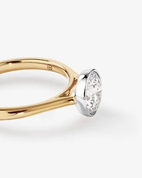 Bague De Fiançailles En Diamant De Laboratoire Rond Brillant De 1,25 Carat Poids Total, Sertie Dans Un Chaton En Or Jaune 14 Carats