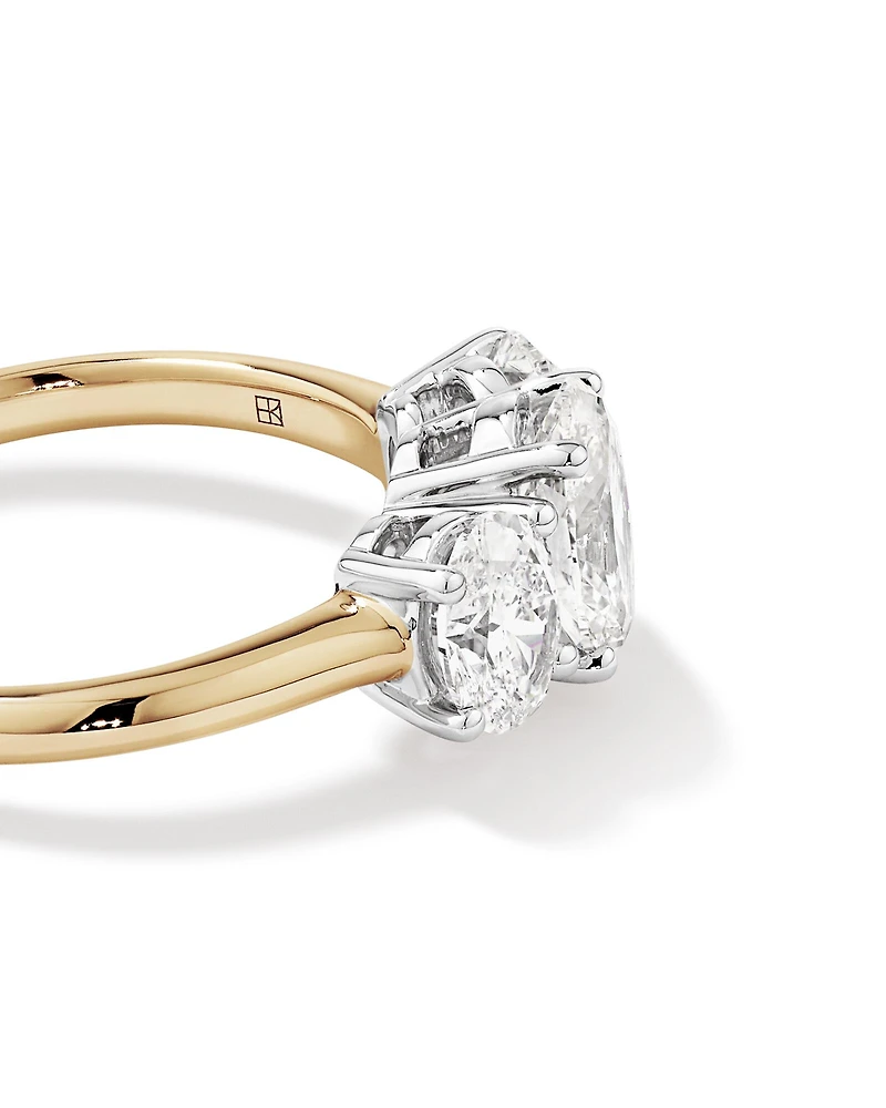 Bague De Fiançailles En Diamant De Laboratoire Trois Pierres De 2 Carats Poids Total Ovale En Or Blanc 14 Carats