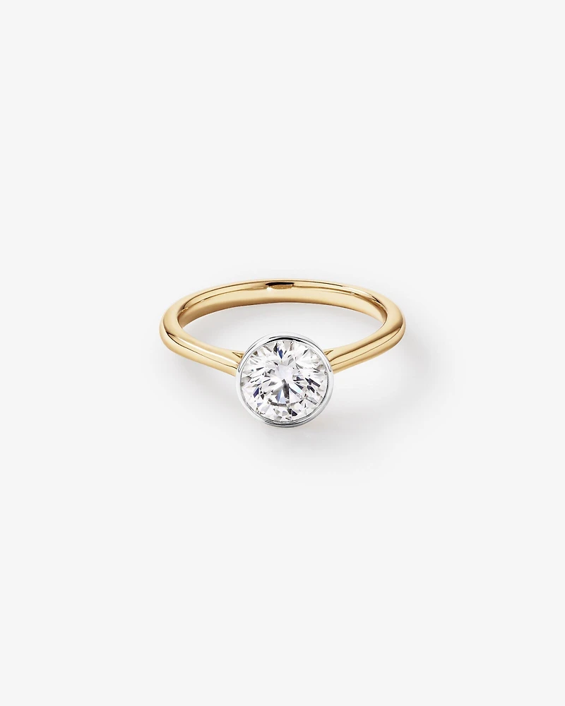 Bague De Fiançailles En Diamant De Laboratoire Rond Brillant De 1,25 Carat Poids Total, Sertie Dans Un Chaton En Or Jaune 14 Carats