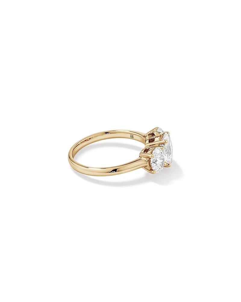 Bague De Fiançailles En Diamant De Laboratoire Trois Pierres De 2 Carats Poids Total Ovale En Or Blanc 14 Carats