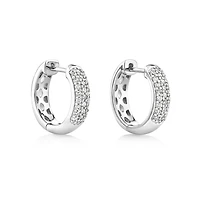 Anneaux courts en or blanc 10 K avec diamants totalisant 0,25 ct