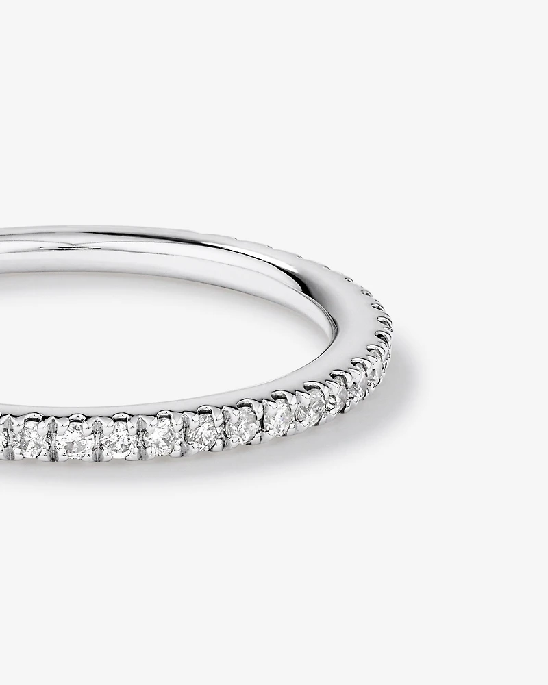 Alliance en or blanc 14 K avec diamants totalisant 0,20 ct
