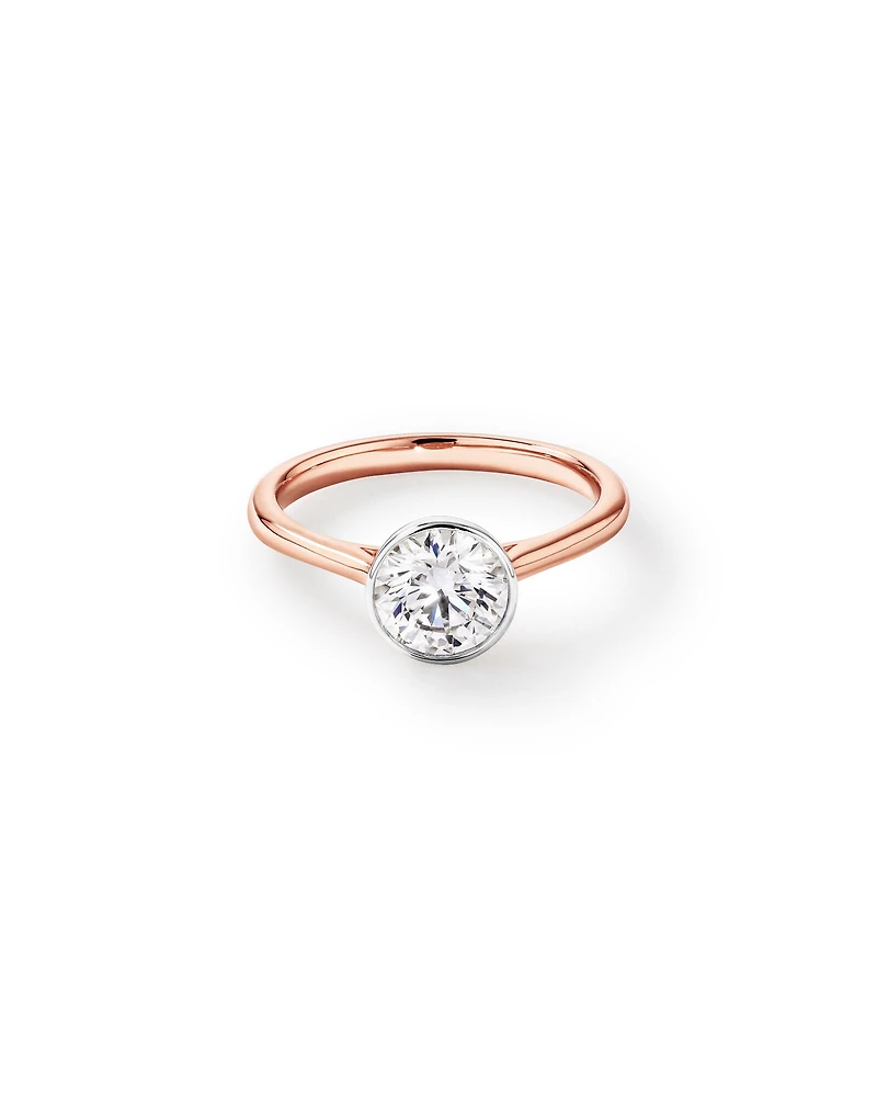 Bague De Fiançailles En Diamant De Laboratoire Rond Brillant De 1,25 Carat Poids Total, Sertie Dans Un Chaton En Or Jaune 14 Carats