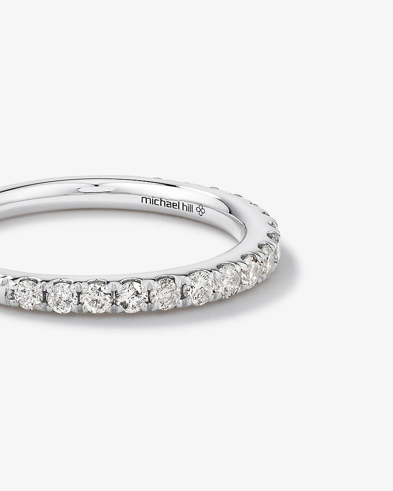 Alliance en or blanc 14 K avec diamants totalisant 0,50 ct